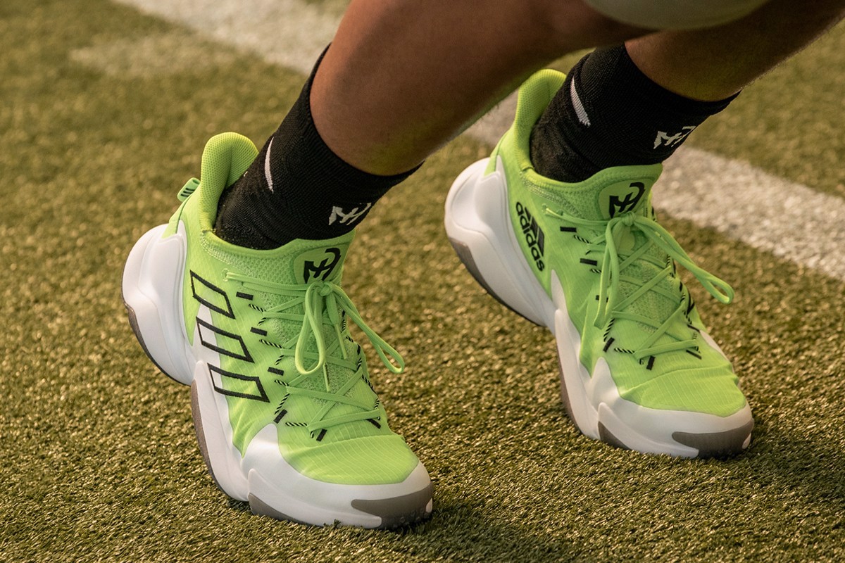 Hinh anh 1: Adidas cho ra mat giay the thao moi co dau an rieng cua Patrick Mahomes