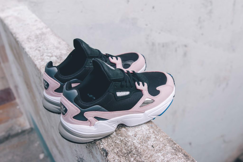 Nhung cach phoi do dep nhat cho mau giay lay cam hung tu thap nien 90 cua Adidas - adidas Falcon