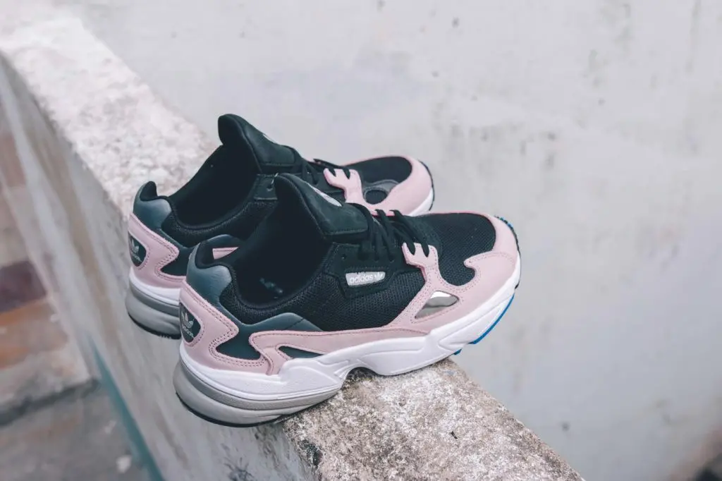Nhung cach phoi do dep nhat cho mau giay lay cam hung tu thap nien 90 cua Adidas - adidas Falcon