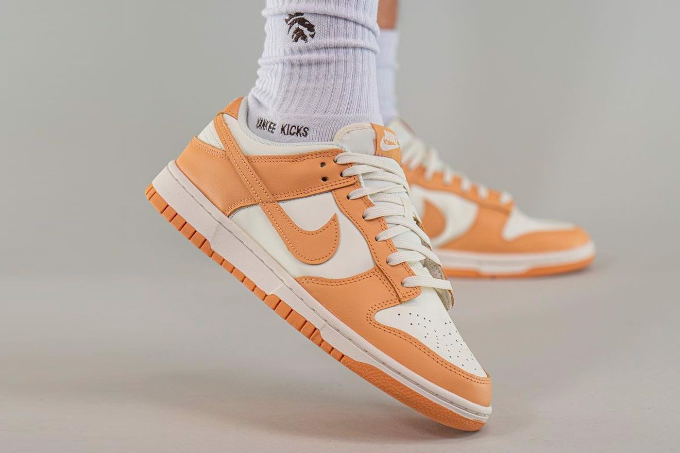 Hinh anh 3: Hinh anh on-feet cua doi Nike Dunk Low "Harvest Moon"