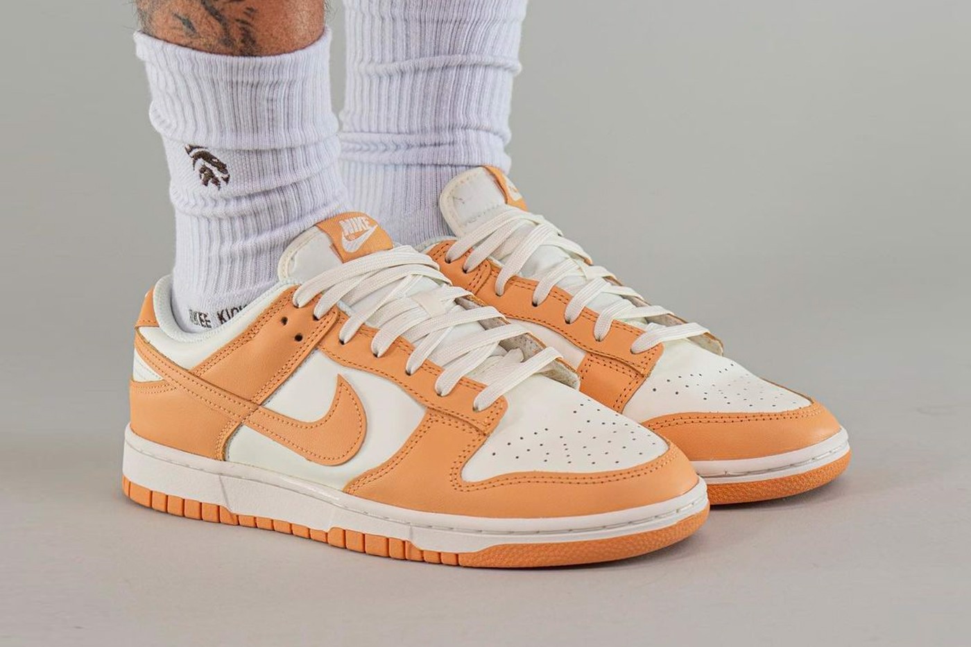 Hinh anh 4: Hinh anh on-feet cua doi Nike Dunk Low "Harvest Moon"