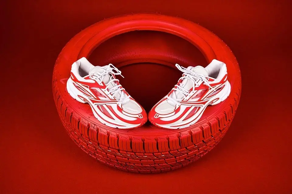KANGHYUK dot chay lop cao su do voi Reebok Premier Road Modern