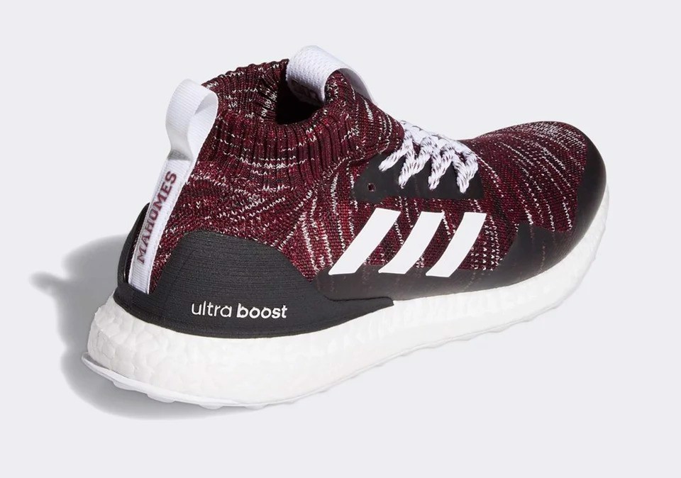 NFL Prodigy Pat Mahomes cuối cùng đã có một đôi UltraBOOST cổ Mid cho riêng mình
