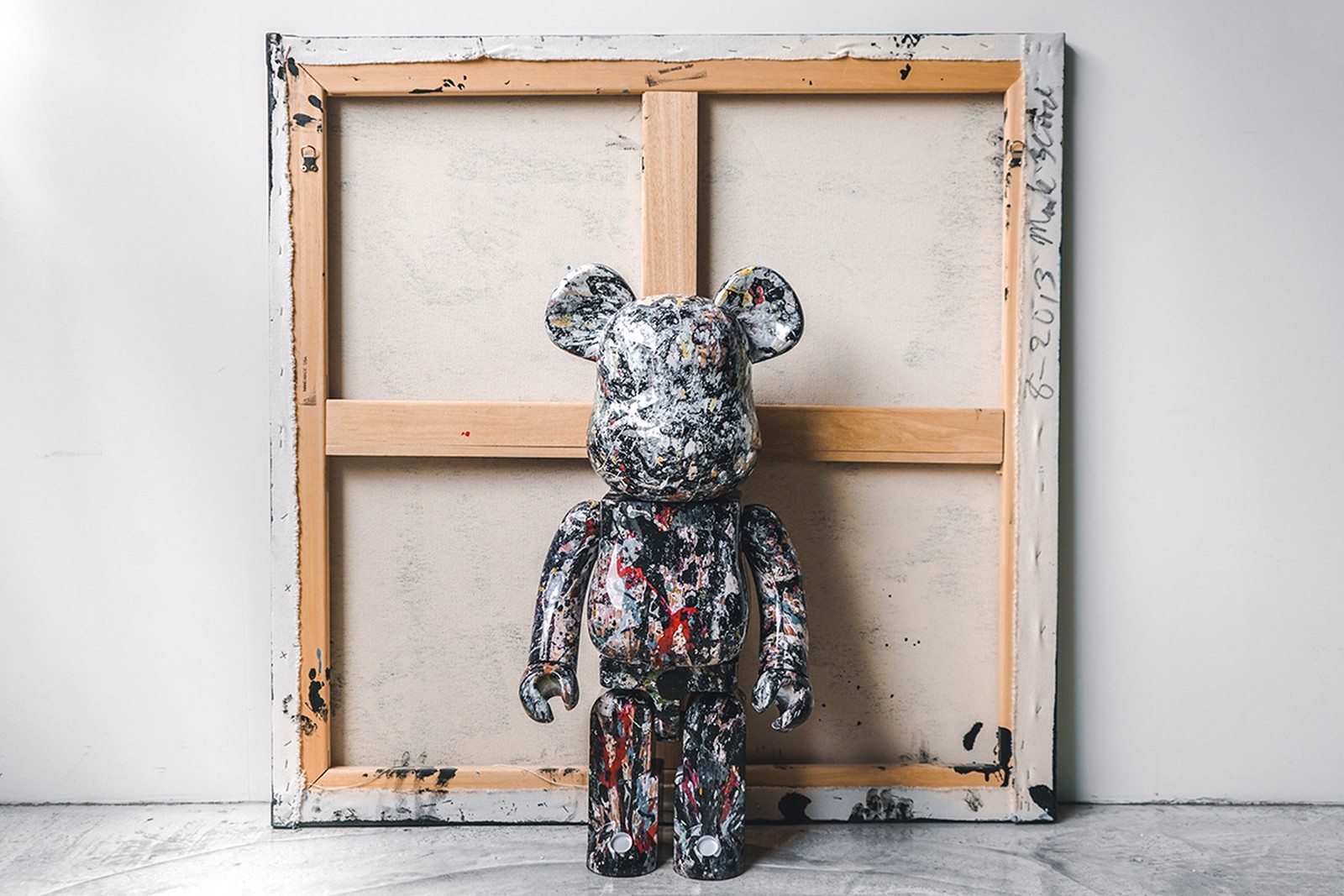 jacksonpollock-va-medicom-toys-bat-tay-tren-mot-thiet-ke-be-rbrick-moi