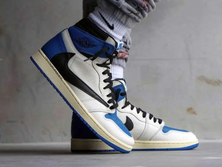 Cai nhin toan canh ve Travis Scott x fragment x Air Jordan 1 High "Military Blue"