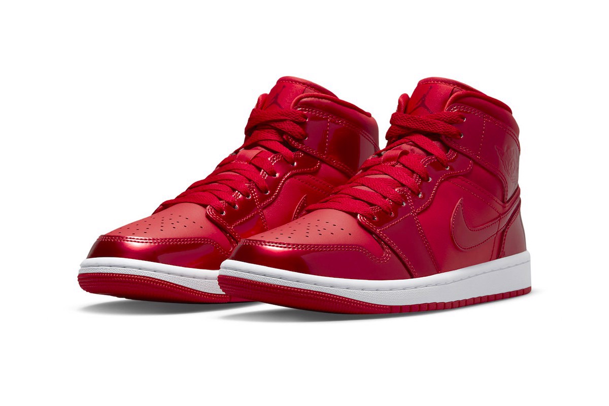 jordan-brand-trang-tri-cho-air-jordan-1-mid-se-trong-mot-phoi-mau-all-red