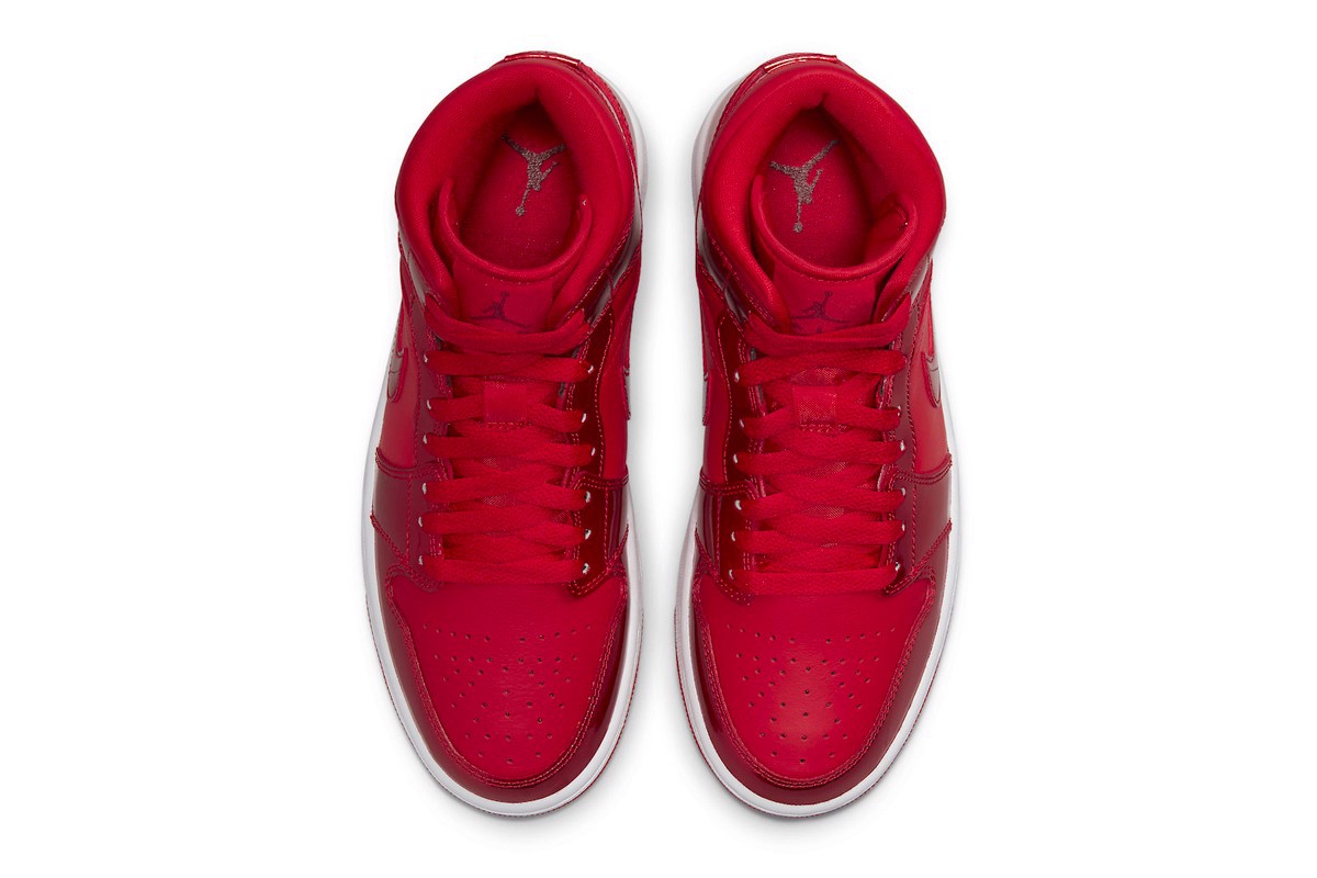jordan-brand-trang-tri-cho-air-jordan-1-mid-se-trong-mot-phoi-mau-all-red
