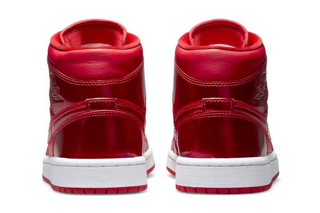 jordan-brand-trang-tri-cho-air-jordan-1-mid-se-trong-mot-phoi-mau-all-red