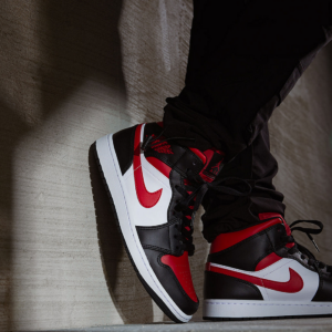 Alternative view of Giày Nike Air Jordan 1 Mid 'Black Fire Red' 554725-079