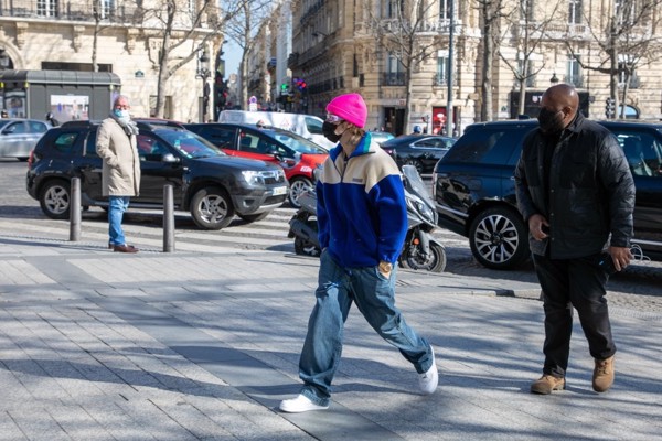 Justin Bieber bất ngờ sành điệu hơn thường ngày khi đến Pháp Hinh anh 3: Justin Bieber bat ngo sanh dieu hon thuong ngay khi den Phap