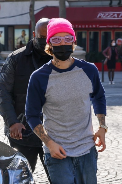 Justin Bieber bất ngờ sành điệu hơn thường ngày khi đến Pháp Hinh anh 4: Justin Bieber bat ngo sanh dieu hon thuong ngay khi den Phap