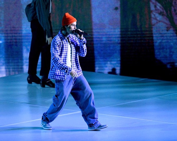 Justin Bieber bất ngờ sành điệu hơn thường ngày khi đến Pháp Hinh anh 6: Justin Bieber bat ngo sanh dieu hon thuong ngay khi den Phap