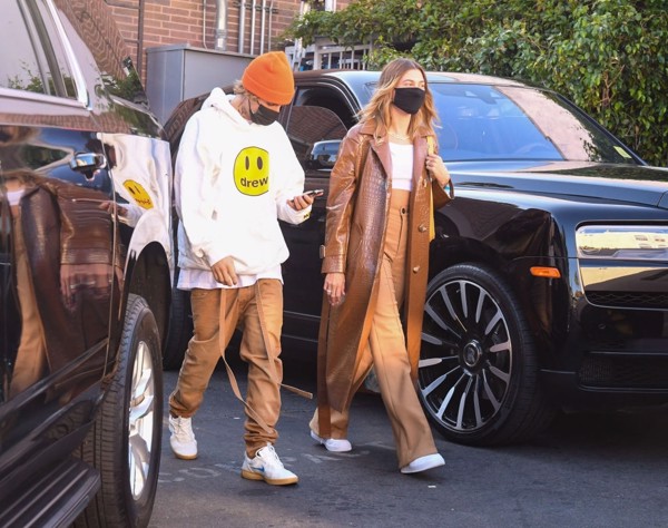 Justin Bieber bất ngờ sành điệu hơn thường ngày khi đến Pháp Hinh anh 2: Justin Bieber bat ngo sanh dieu hon thuong ngay khi den Phap