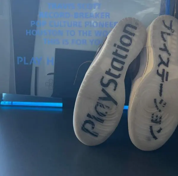 Play Station Nike Dunk Low Travis Scott chinh thuc ra mat nhung hinh anh thuc te dau tien