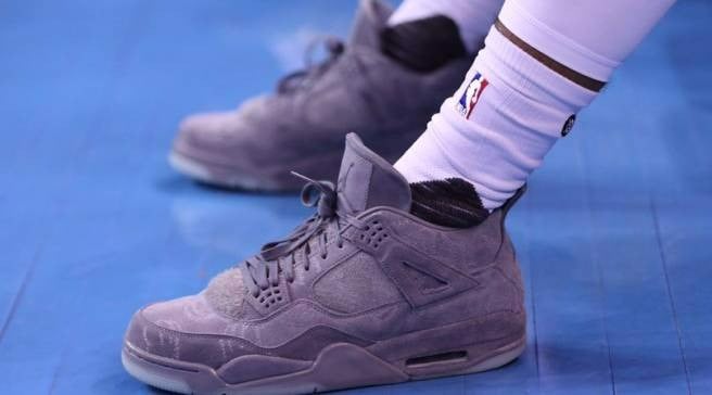 10-dieu-bi-an-ve-air-jordan-4-kaws