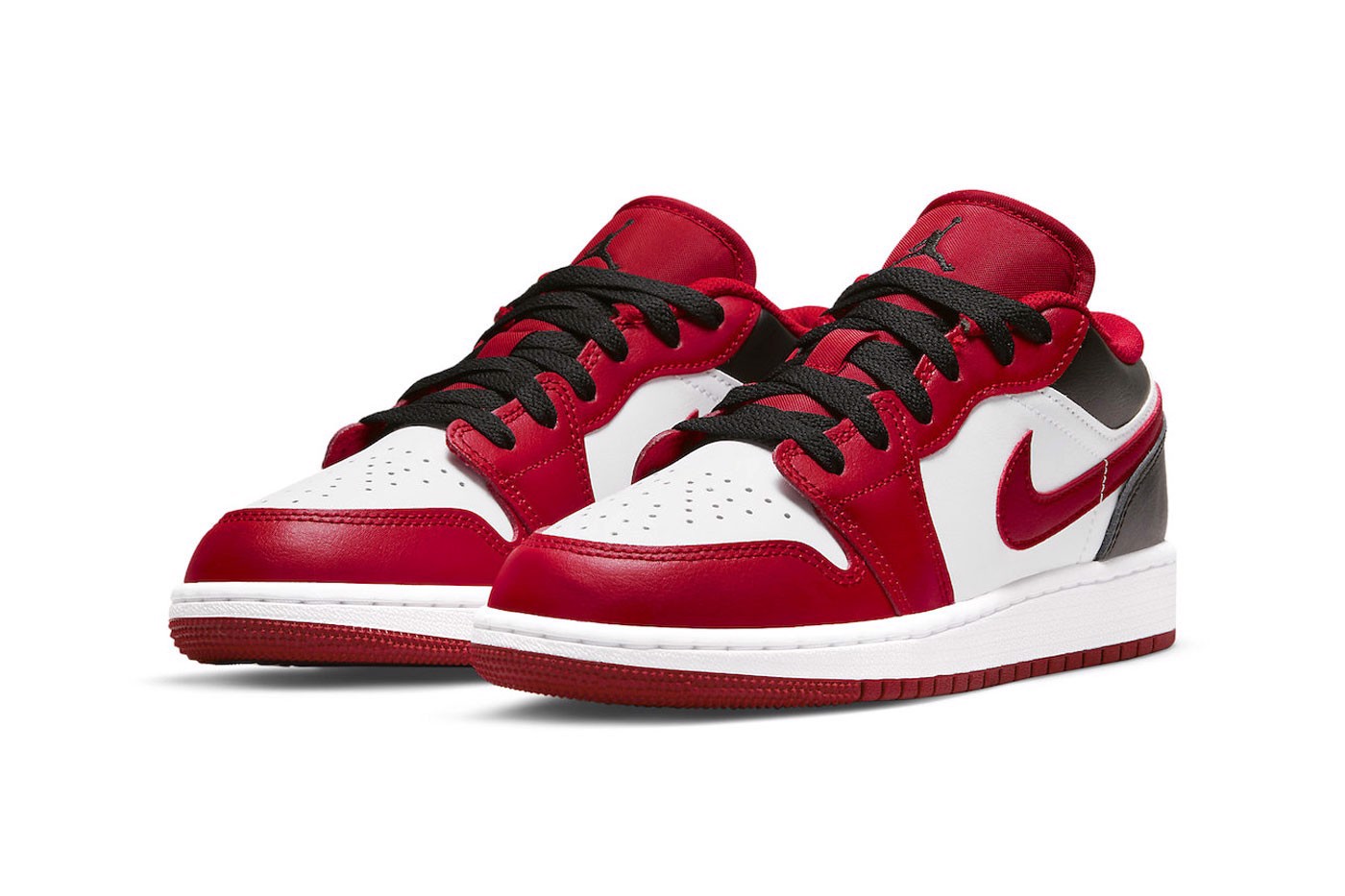 phien-ban-air-jordan-1-low-moi-mang-dam-dau-an-cua-chicago-bulls