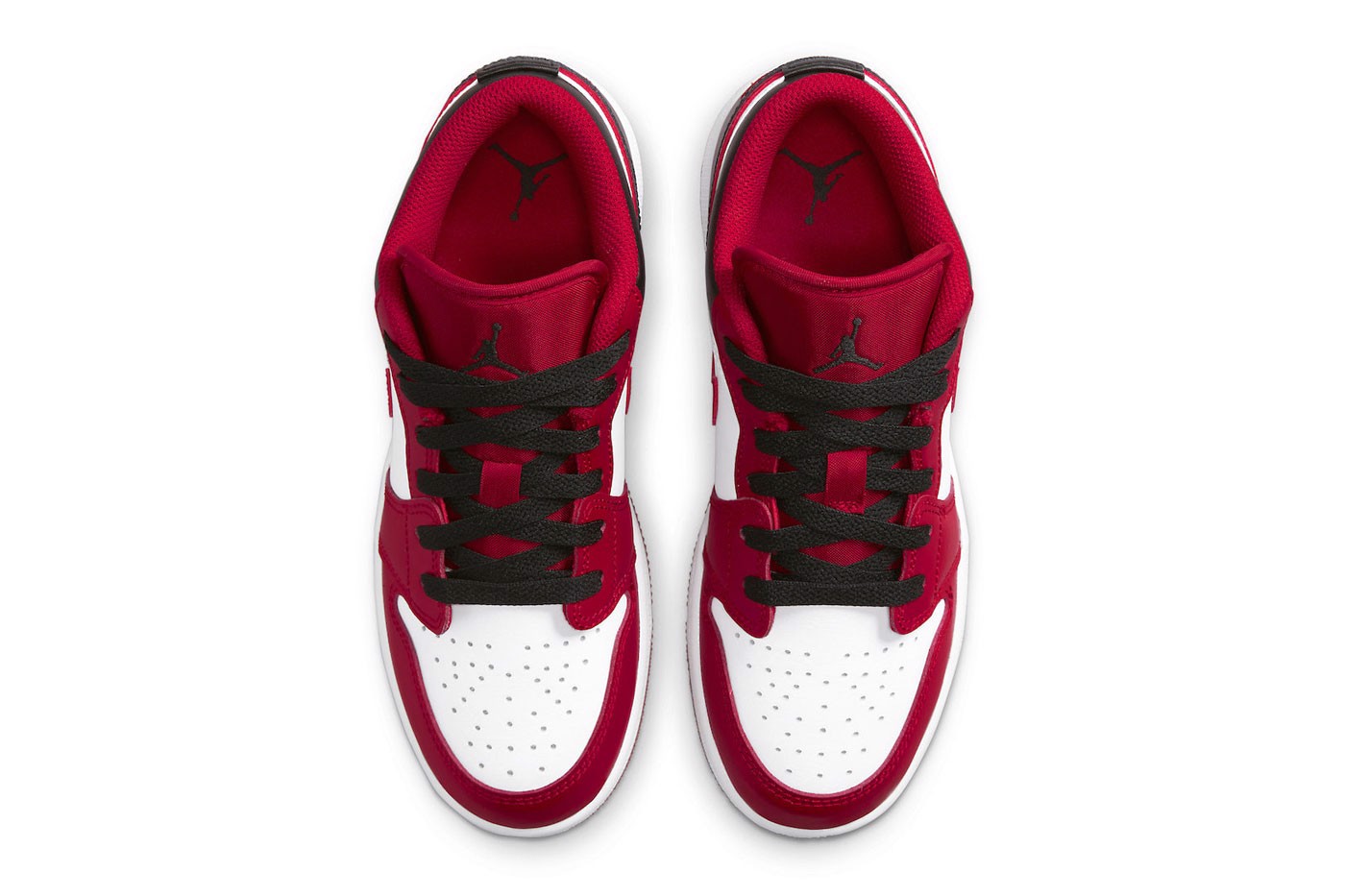 phien-ban-air-jordan-1-low-moi-mang-dam-dau-an-cua-chicago-bulls