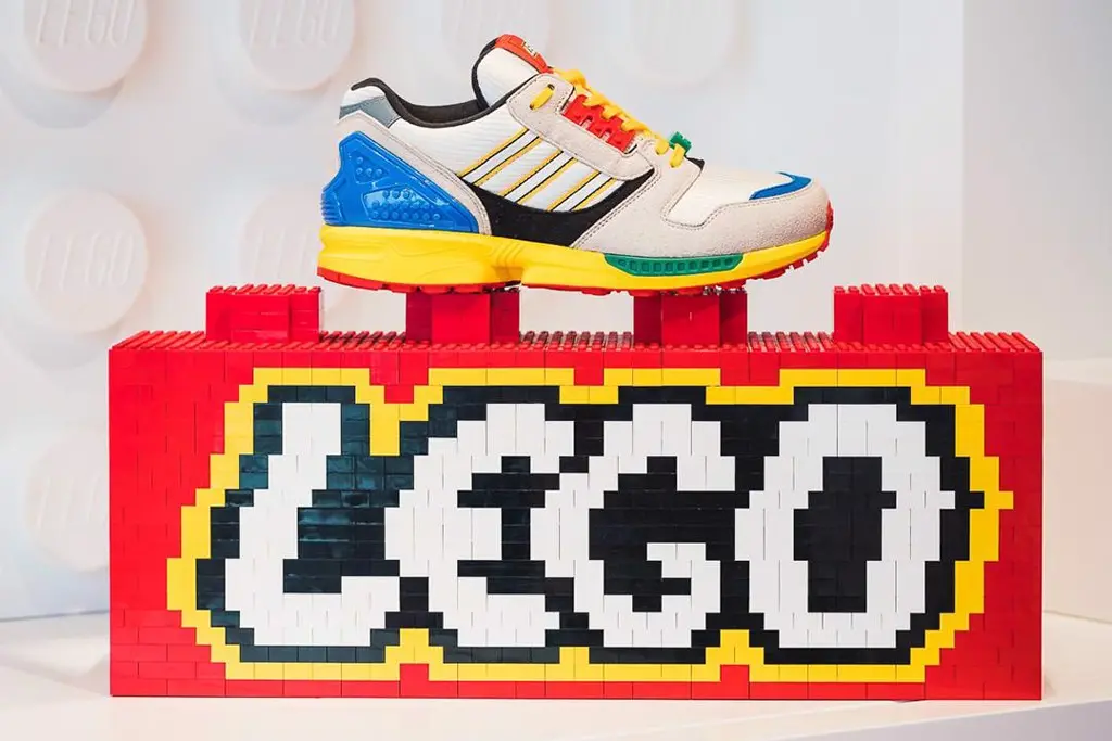 Lego x Adidas ZX 8000 ban collab lay cam hung tu Lego