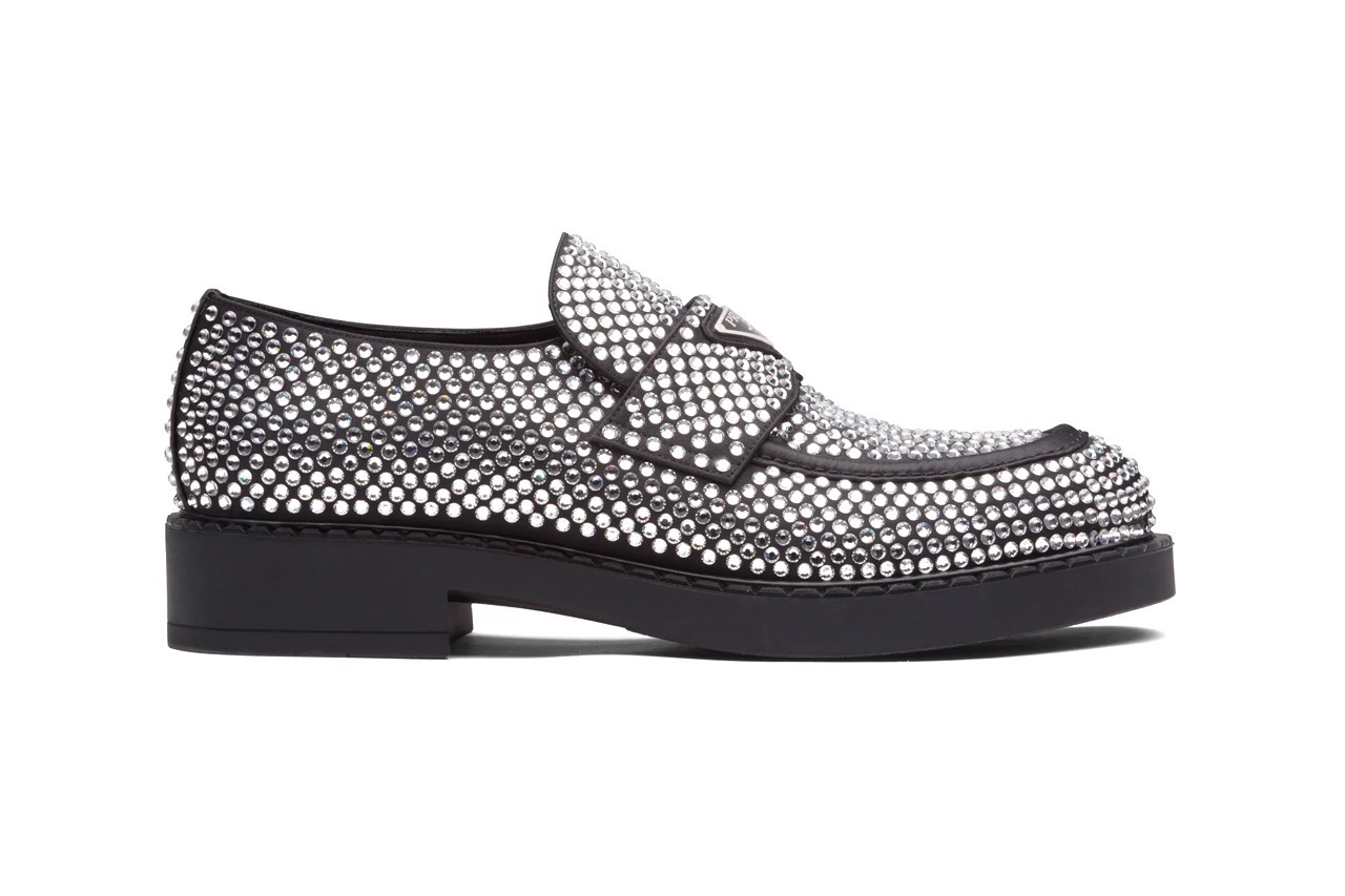 buoc-vao-le-giang-sinh-cung-voi-phien-ban-loafers-phu-pha-le-cua-prada