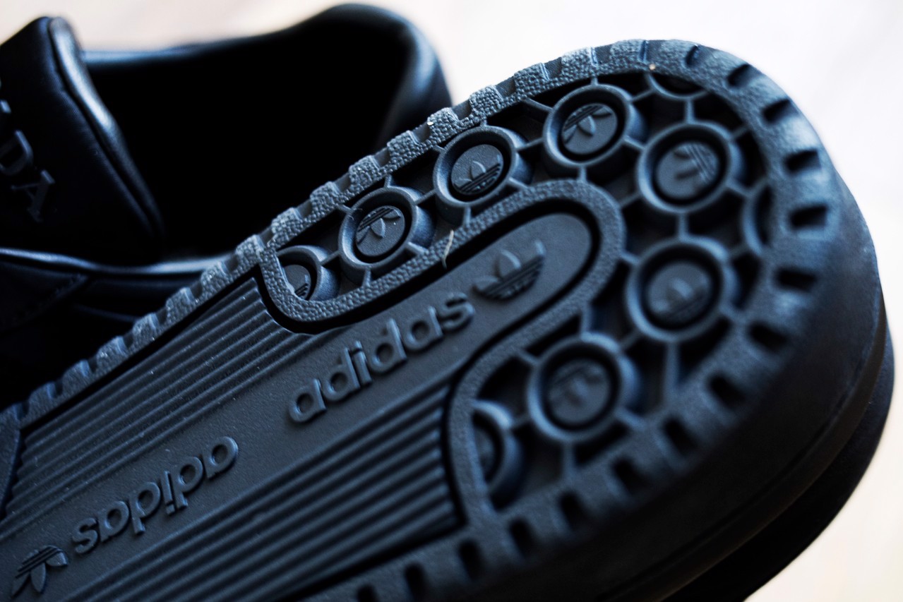 hinh-anh-moi-nhat-cua-prada-x-adidas-originals-forum-low-black