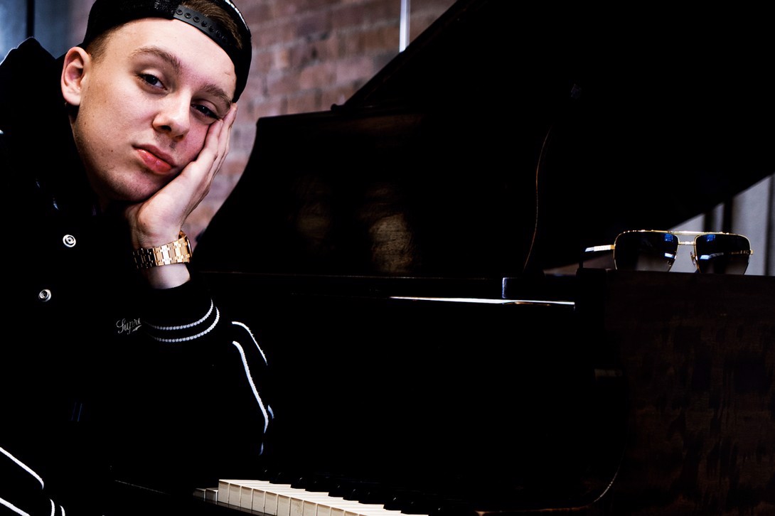 Hinh anh 3: Sole Mates: Aitch va phien ban KAWS collab Air Jordan 4 Retro