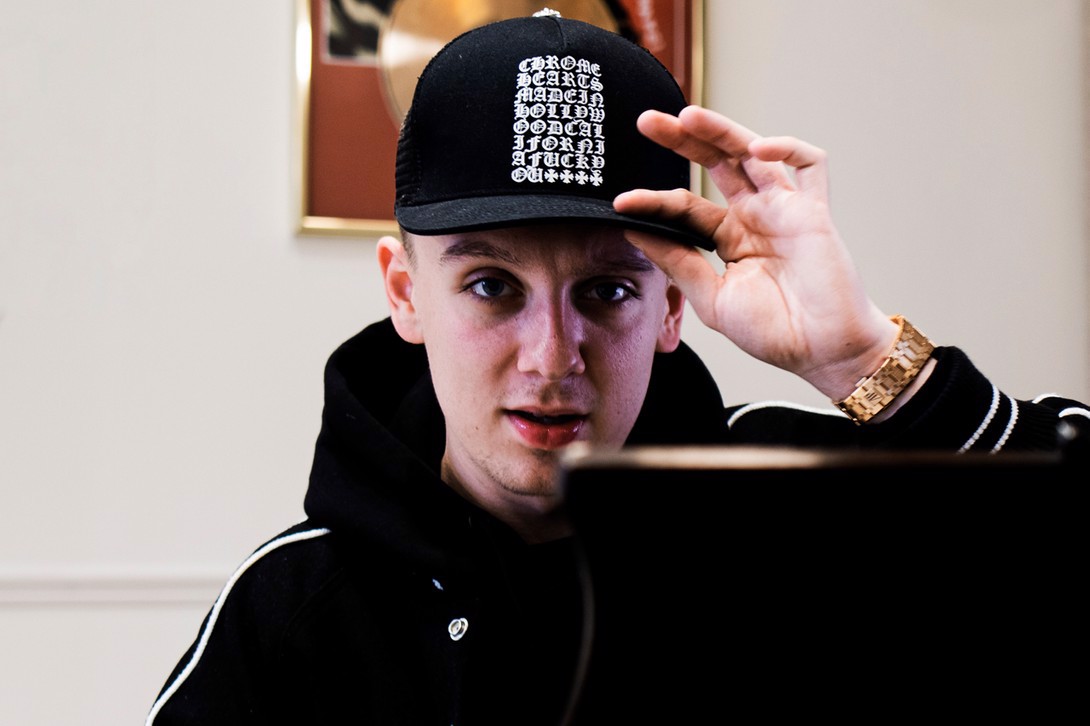 Hinh anh 7: Sole Mates: Aitch va phien ban KAWS collab Air Jordan 4 Retro