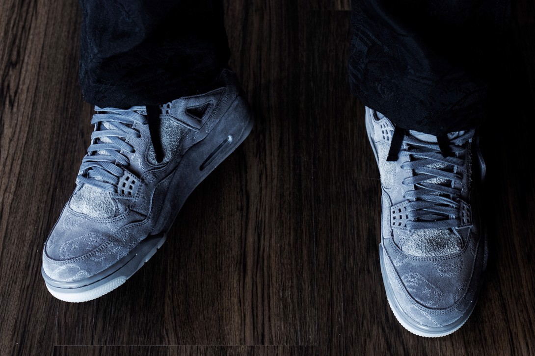 Hinh anh 6: Sole Mates: Aitch va phien ban KAWS collab Air Jordan 4 Retro