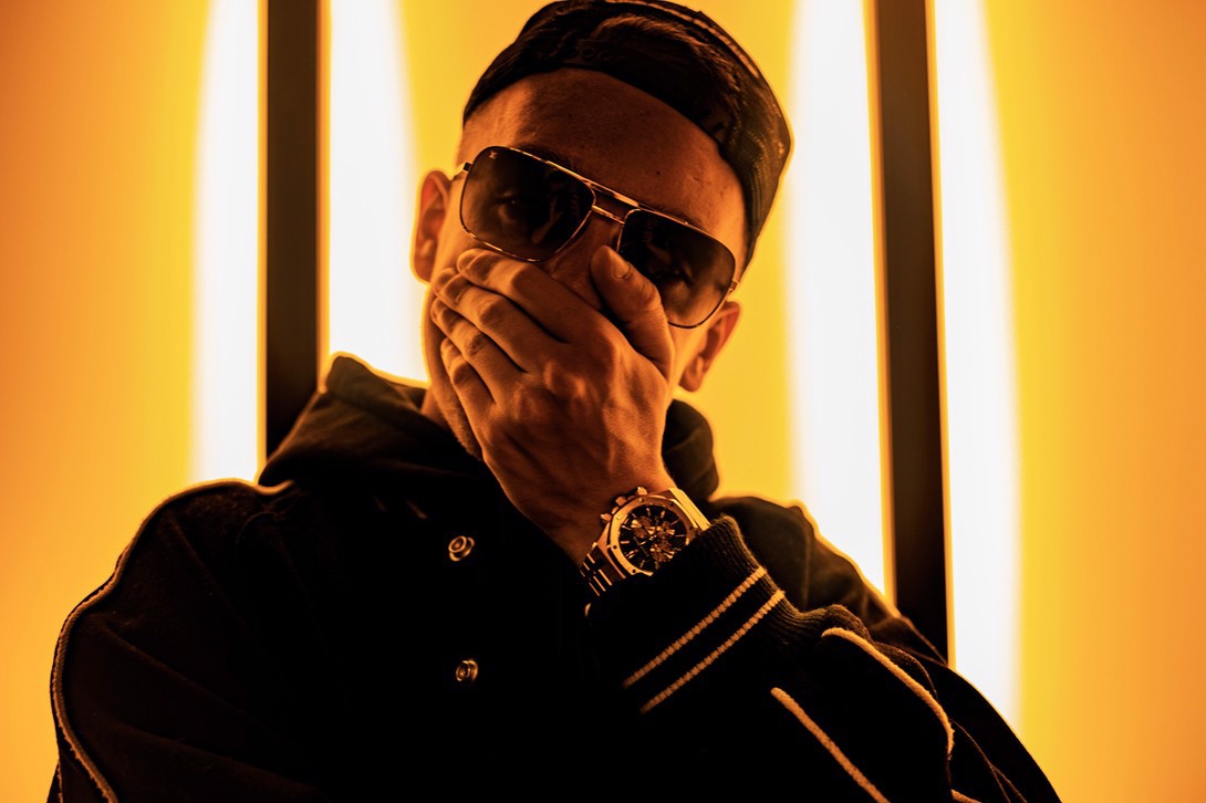 Sole Mates: Aitch va phien ban KAWS collab Air Jordan 4 Retro