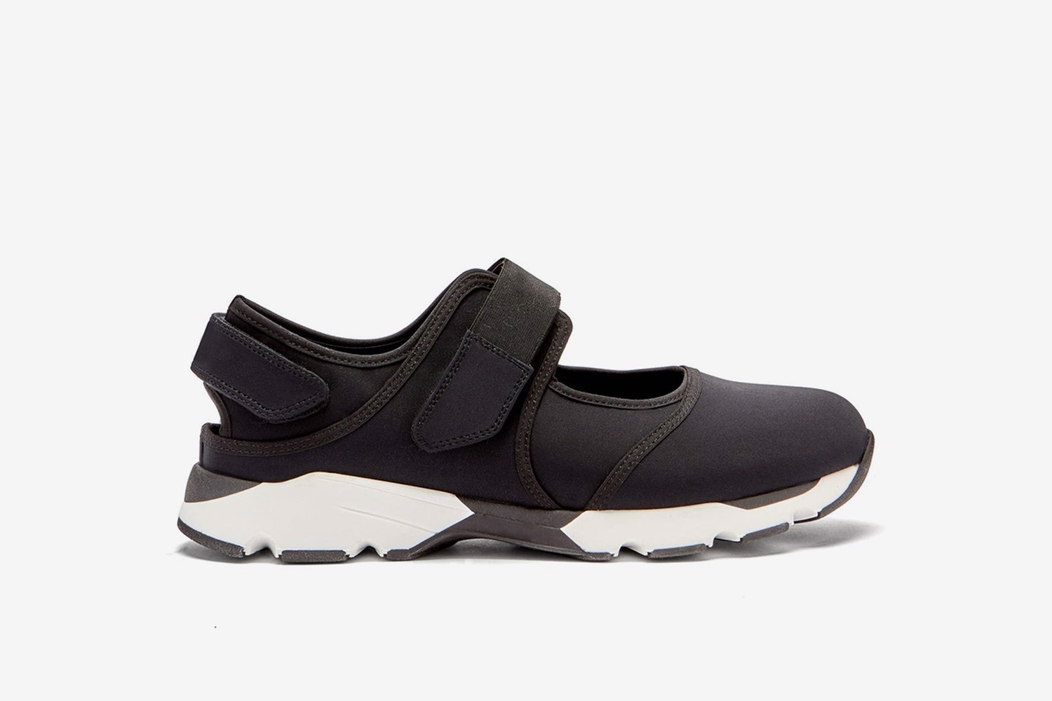 Hinh anh 14: 14 doi sneakers mau den phu hop cho moi hoan canh