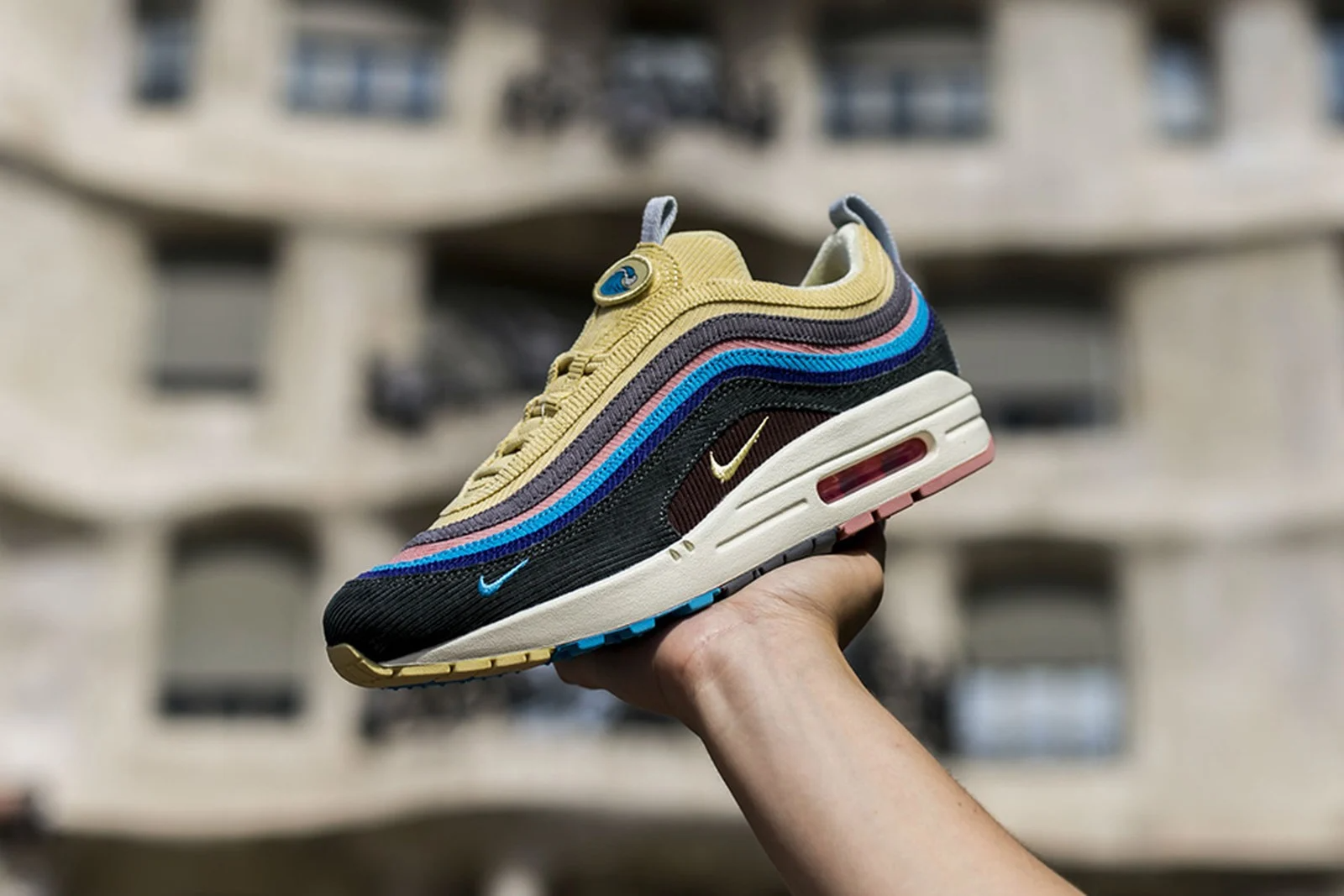 nike-air-max-97-lam-the-nao-de-thanh-cong-duoc-nhu-hien-nay