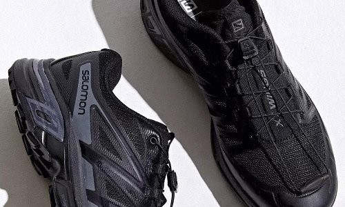 14 doi sneakers mau den phu hop cho moi hoan canh