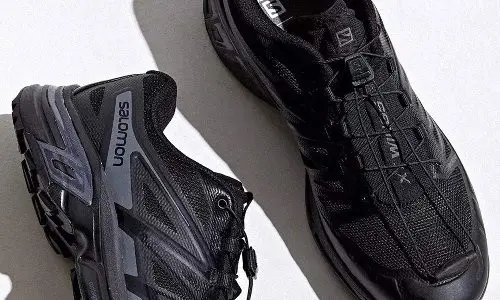 14 doi sneakers mau den phu hop cho moi hoan canh