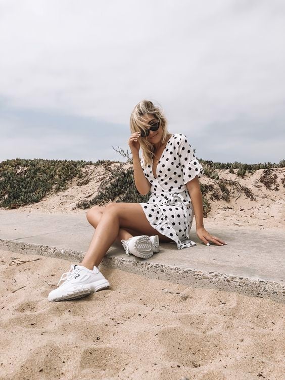 Thời trang trắng đen hầu như chưa bao giờ bị thất sủng, phối với 1 em váy chấm bi sẽ giúp các bạn đến gần hơn với gout thời trang basic đấy