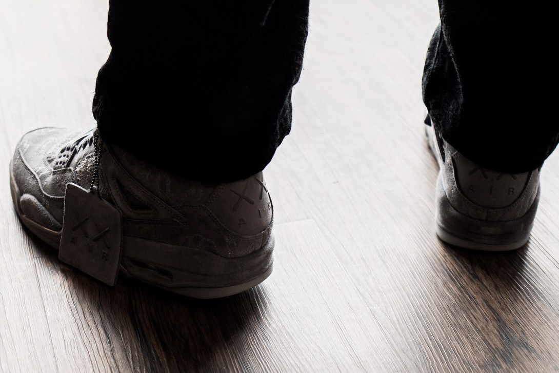 Hinh anh 8: Sole Mates: Aitch va phien ban KAWS collab Air Jordan 4 Retro