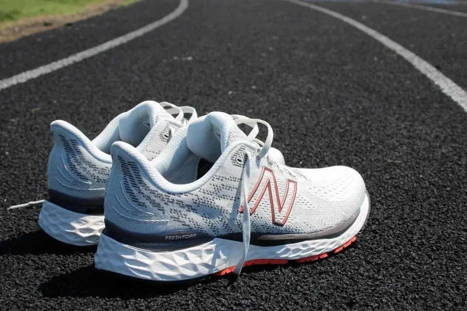 12 doi giay New Balance dang mua nhat nam 2021 (Phan 2)