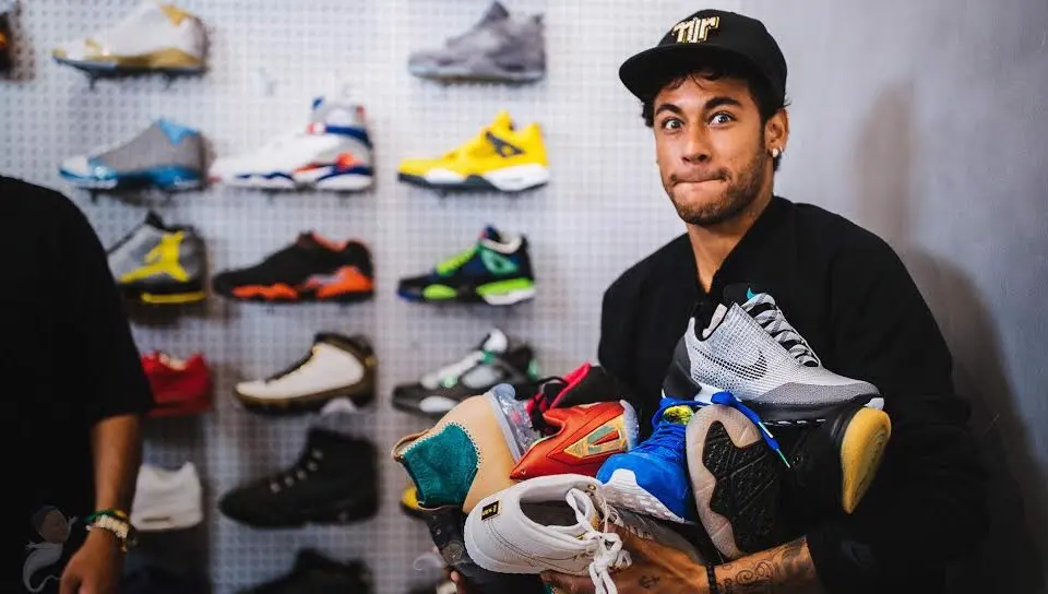 Top 10 cau thu bong da co niem dam me manh liet voi giay sneakers