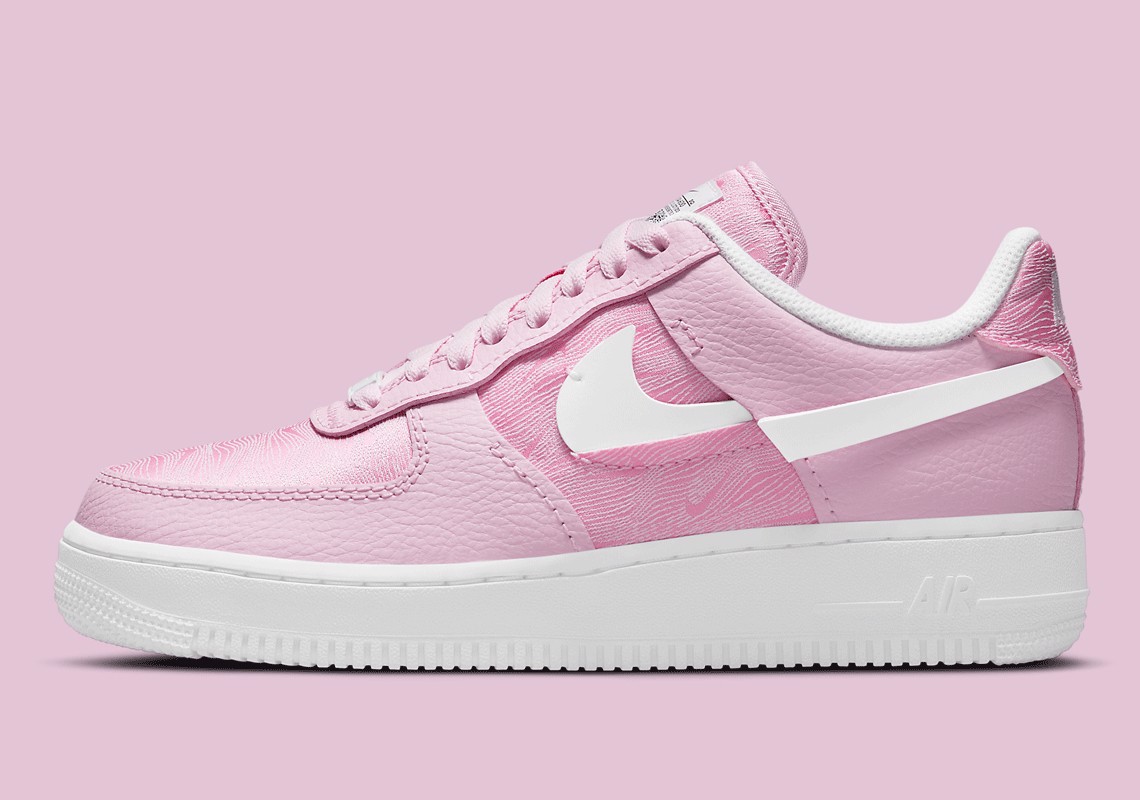 nike-air-force-1-lxx-pink-foam-voi-hoa-tiet-dia-hinh-theo-mua