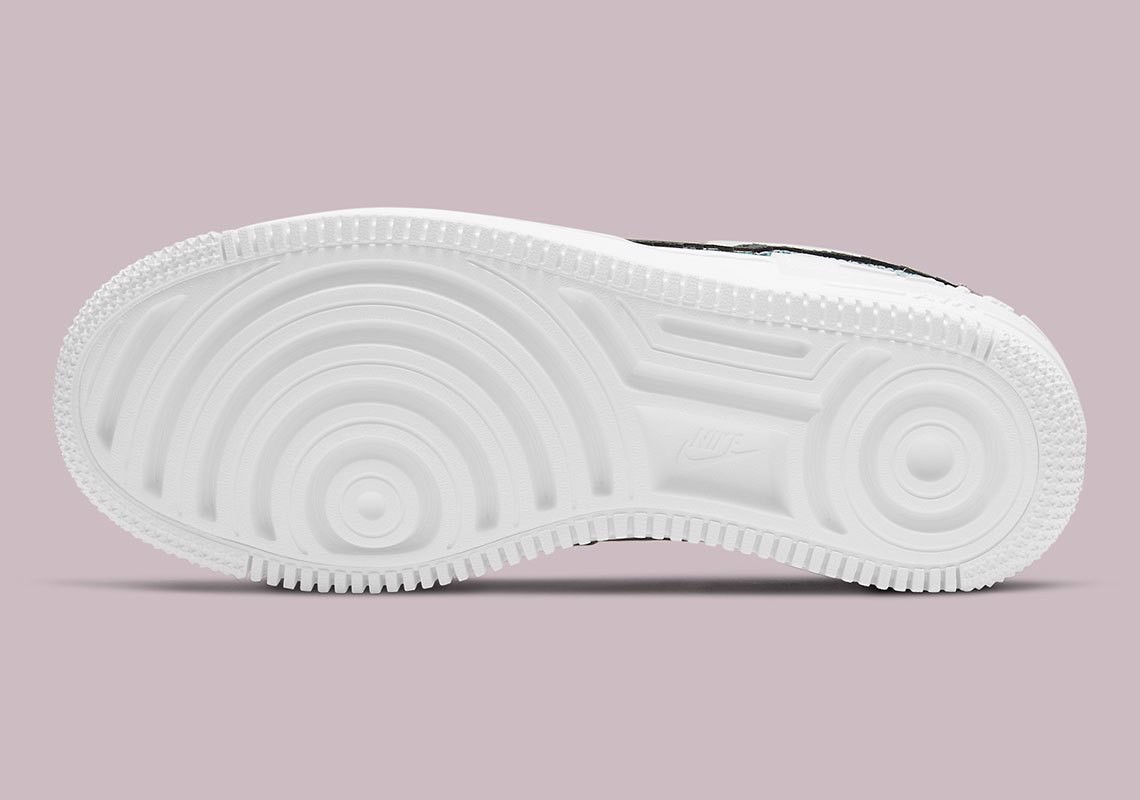 dau-pixelated-swoosh-mot-lan-nua-xuat-hien-noi-bat-tren-doi-nike-air-force-1-day-mau-sac