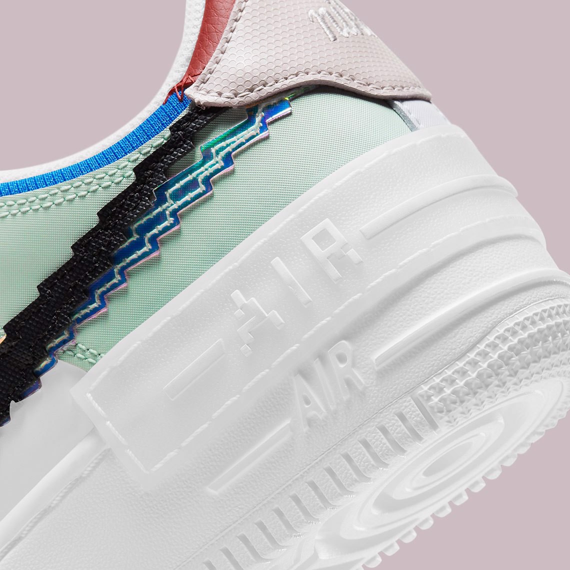 dau-pixelated-swoosh-mot-lan-nua-xuat-hien-noi-bat-tren-doi-nike-air-force-1-day-mau-sac