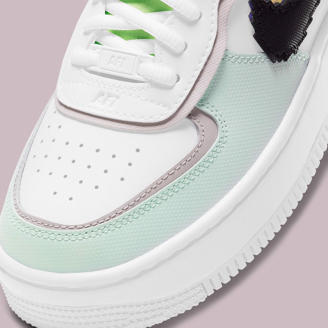 dau-pixelated-swoosh-mot-lan-nua-xuat-hien-noi-bat-tren-doi-nike-air-force-1-day-mau-sac