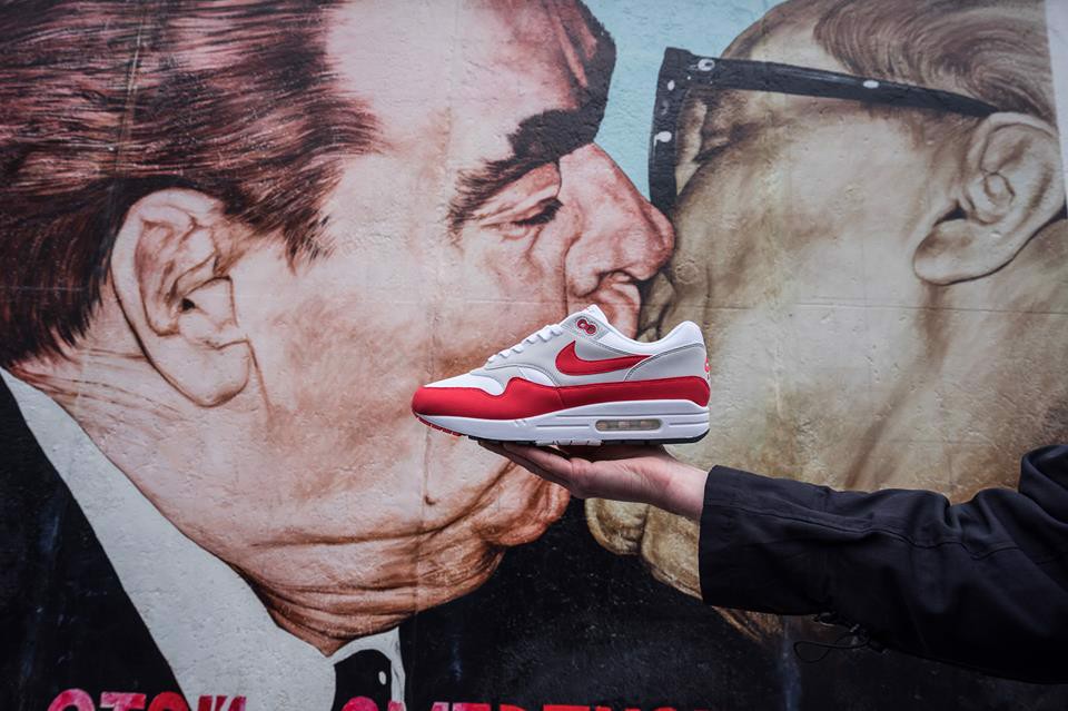 Nike Air Max 2 và Air Max 2 Light cùng sự đột phá trong công nghệ sản xuất giày những năm 1990