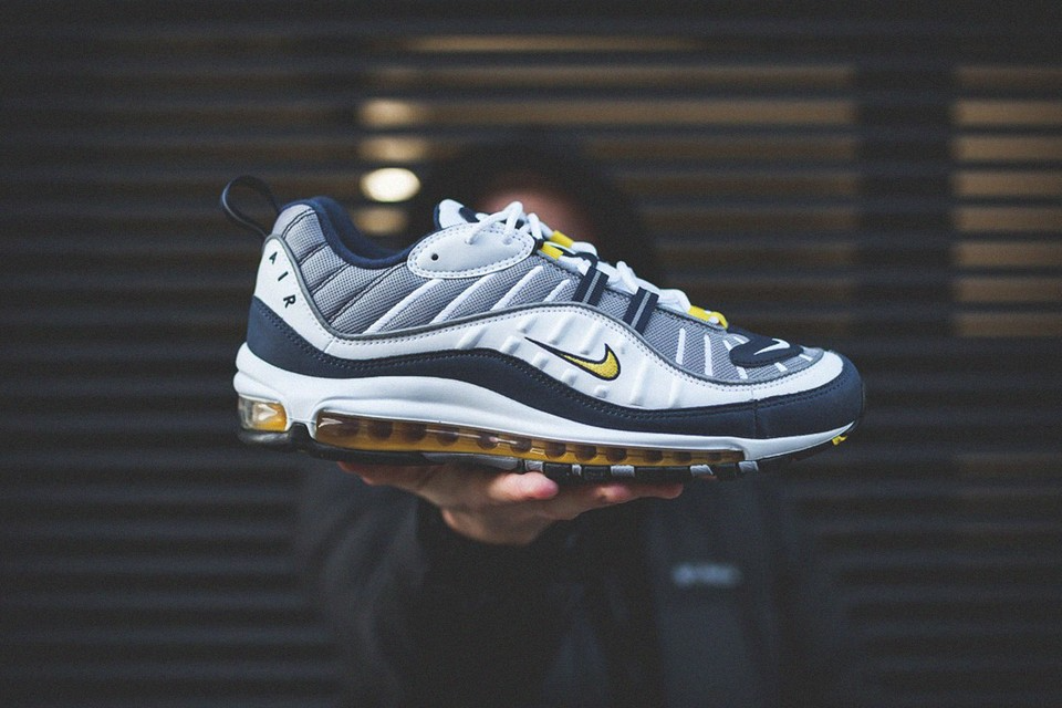 nike-air-max-98-dua-con-bi-bo-roi