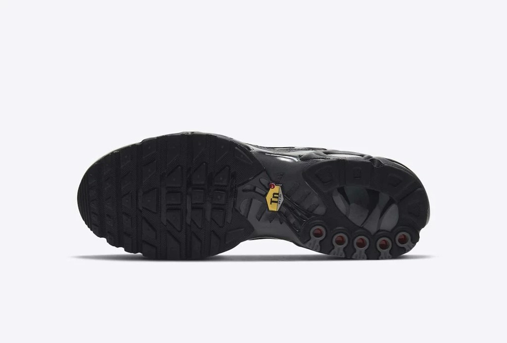 Đôi Nike Air Max Plus này mang trái tim của Nike trên cổ áo