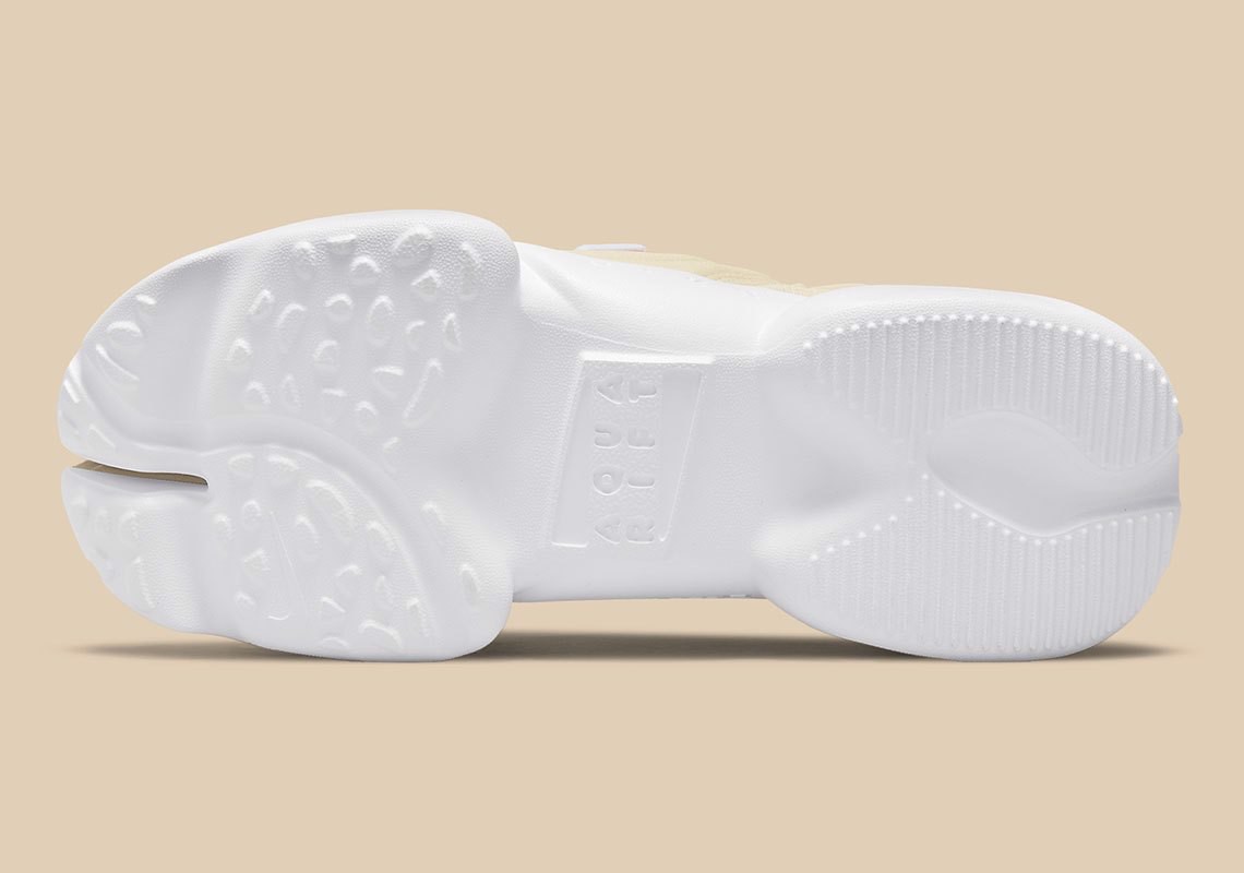 nike-aqua-rift-beach-ready-tro-lai-trong-mot-duong-mau-xa-mac-mang-ten