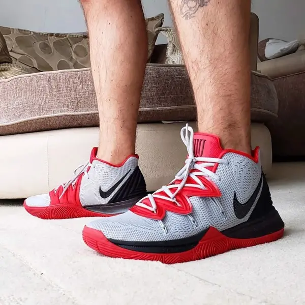 Nike Kyrie 5 co gi ma lai la mau giay bong Ro Ban Chay Nhat 2019