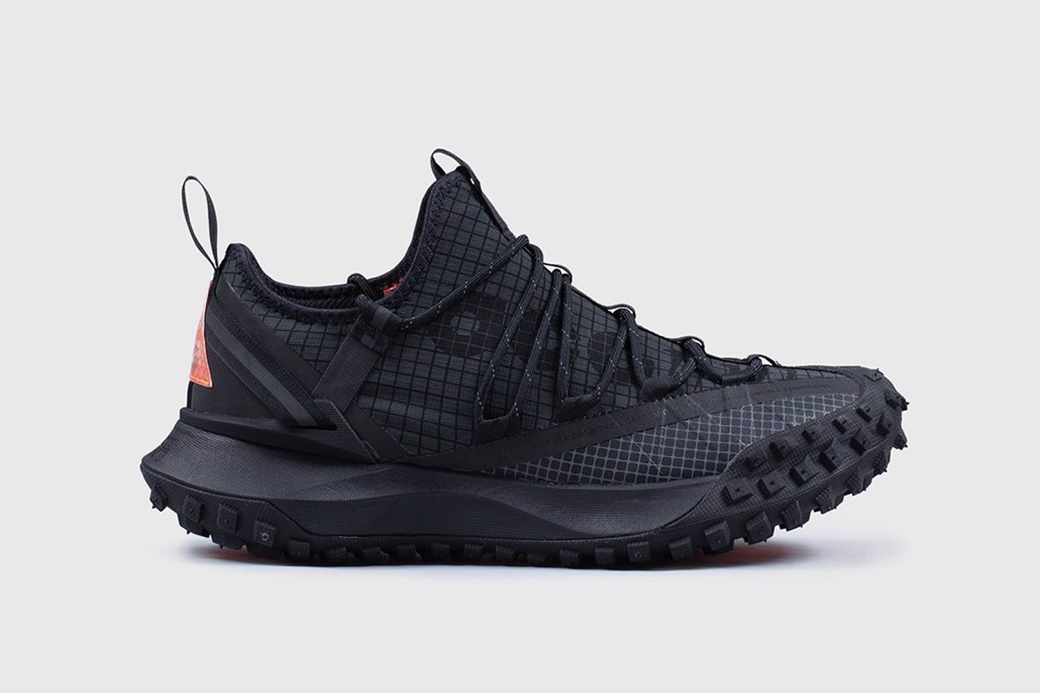 Hinh anh 2: 14 doi sneakers mau den phu hop cho moi hoan canh