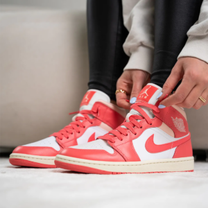 Giay Nike Air Jordan 1 Mid 'Strawberries And Cream' BQ6472-186