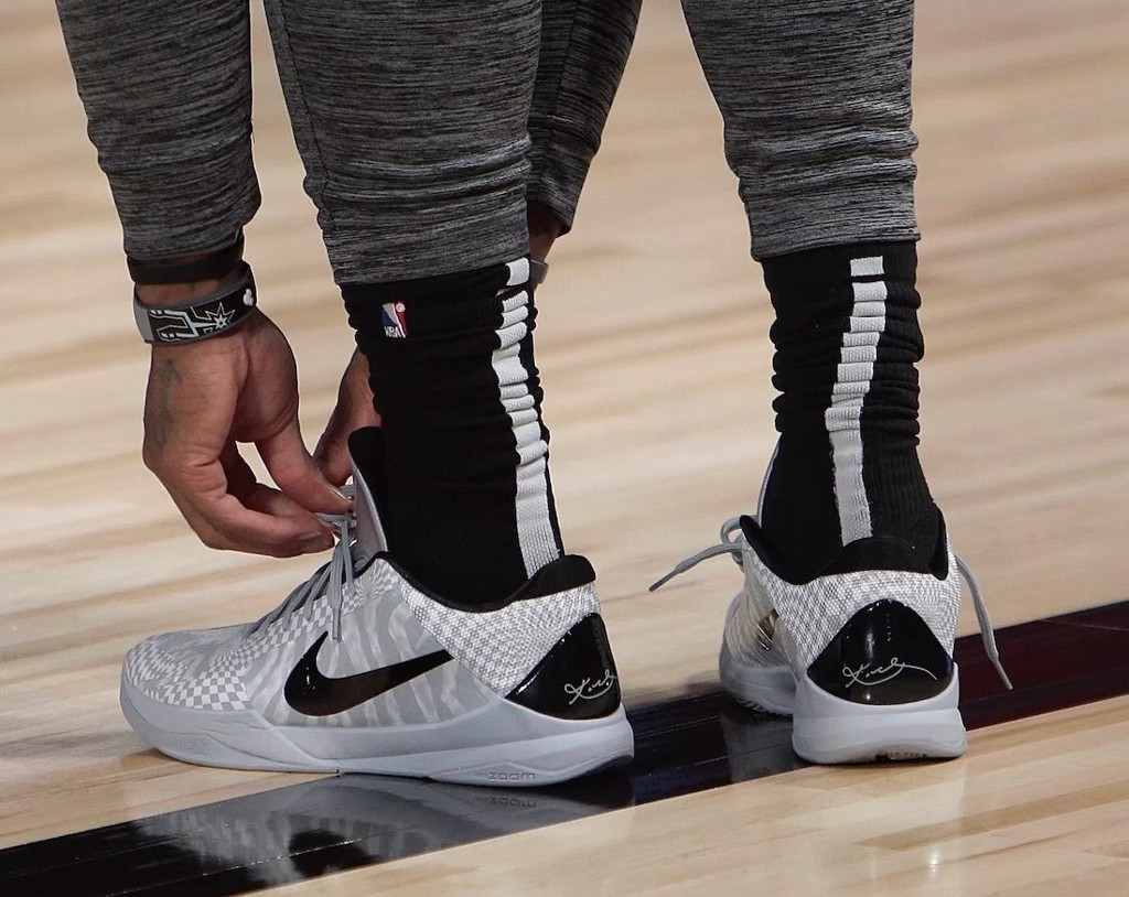 cuoi-tuan-nay-la-su-bung-no-cua-nike-kobe-5-protro-zebra-demar-derozan