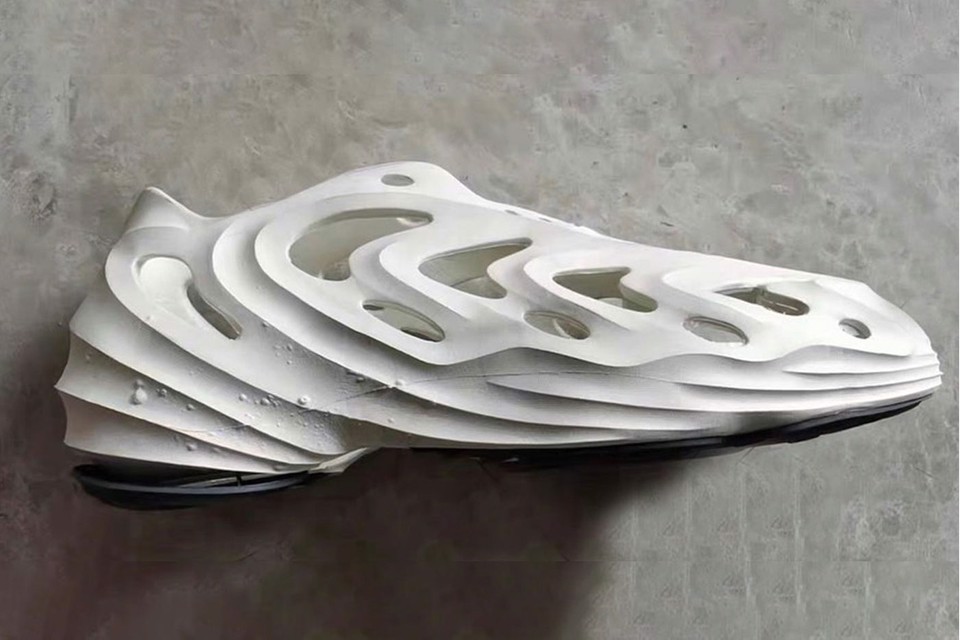 hinh-anh-dau-tien-ve-phien-ban-yeezy-foam-rnnr-surface