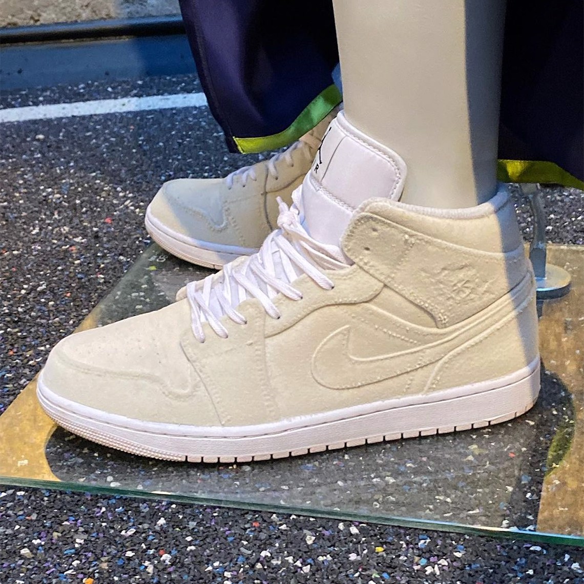 pigalle-tiet-lo-mot-loat-giay-air-jordan-1-mid-nhung-cho-san-dien-fw21